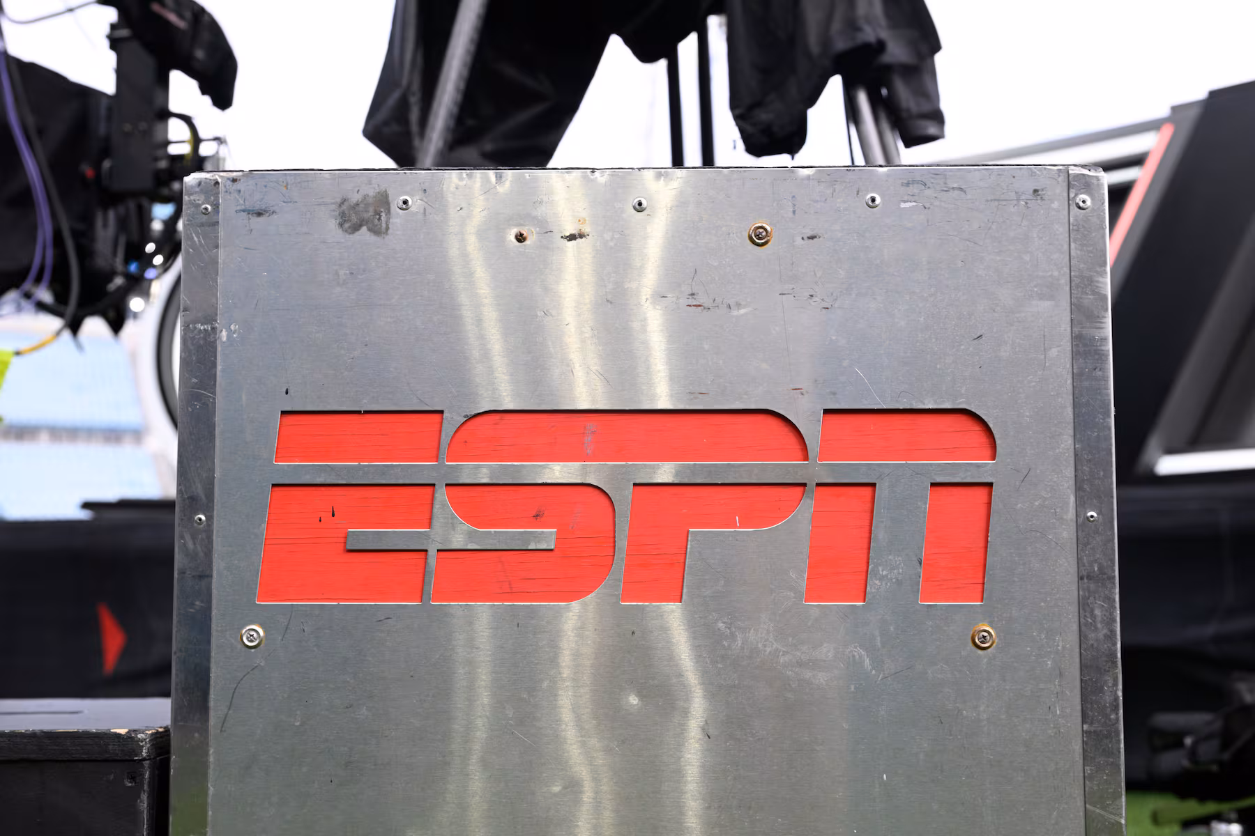 perpanjangan kontrak espn - ilustrasi berita Perpanjangan Kontrak ESPN untuk Penyiar Veteran Sertakan Peran Baru di…