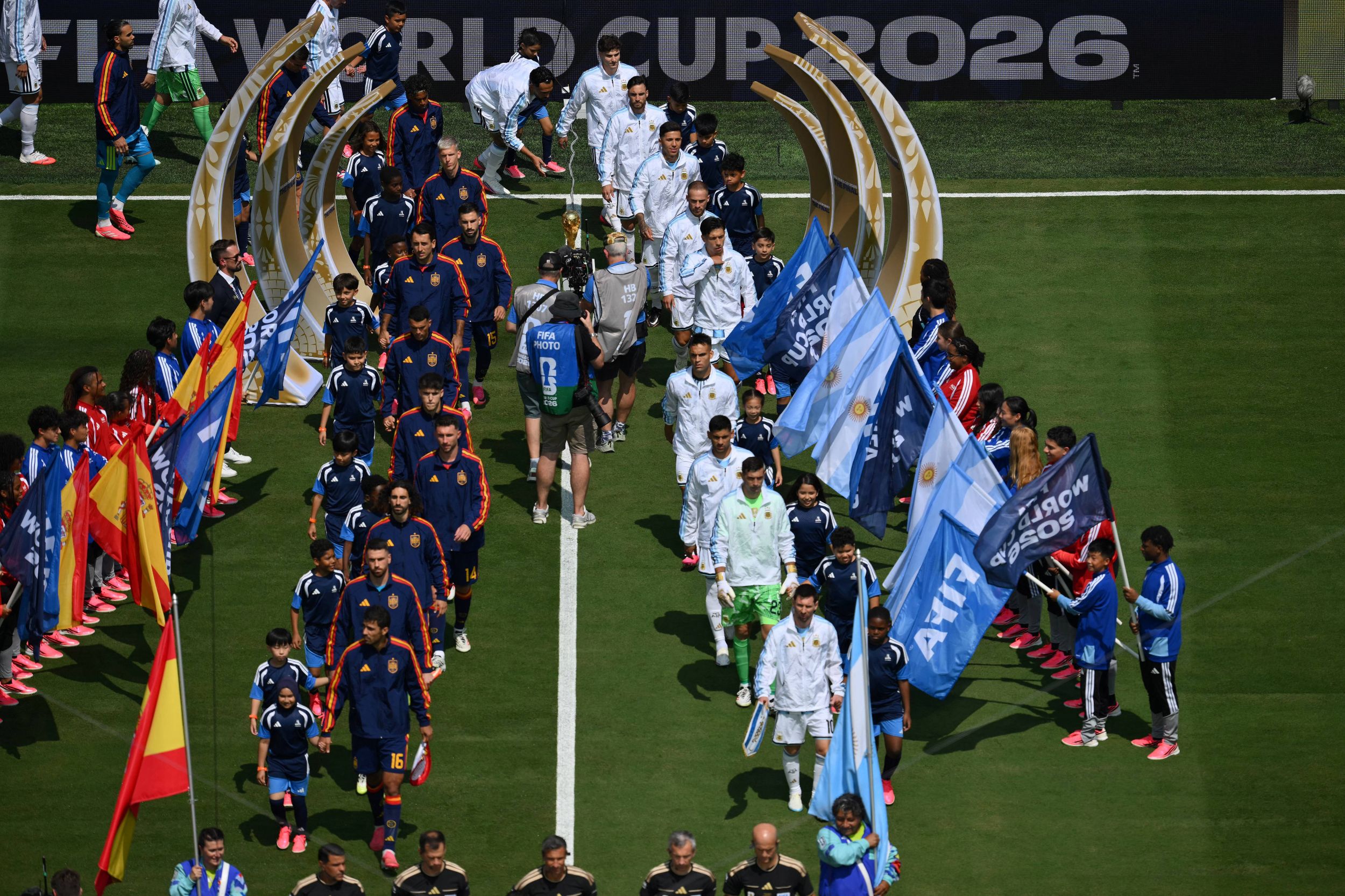 argentina ubah tiga Argentina ubah tiga pemain, Sepanyol pertahankan… argentina ubah tiga - ilustrasi berita Argentina ubah tiga pemain, Sepanyol pertahankan kesebelasan untuk final Piala…