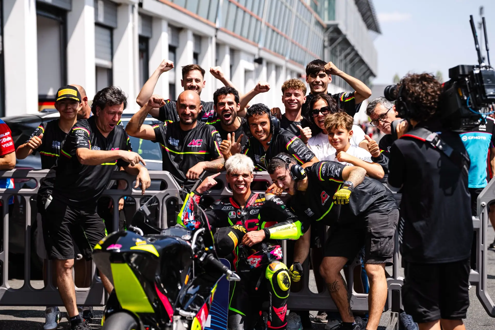 fer bujosa podium - ilustrasi berita Fer Bujosa Podium di Magny Cours, Kejuaraan Semakin Ketat