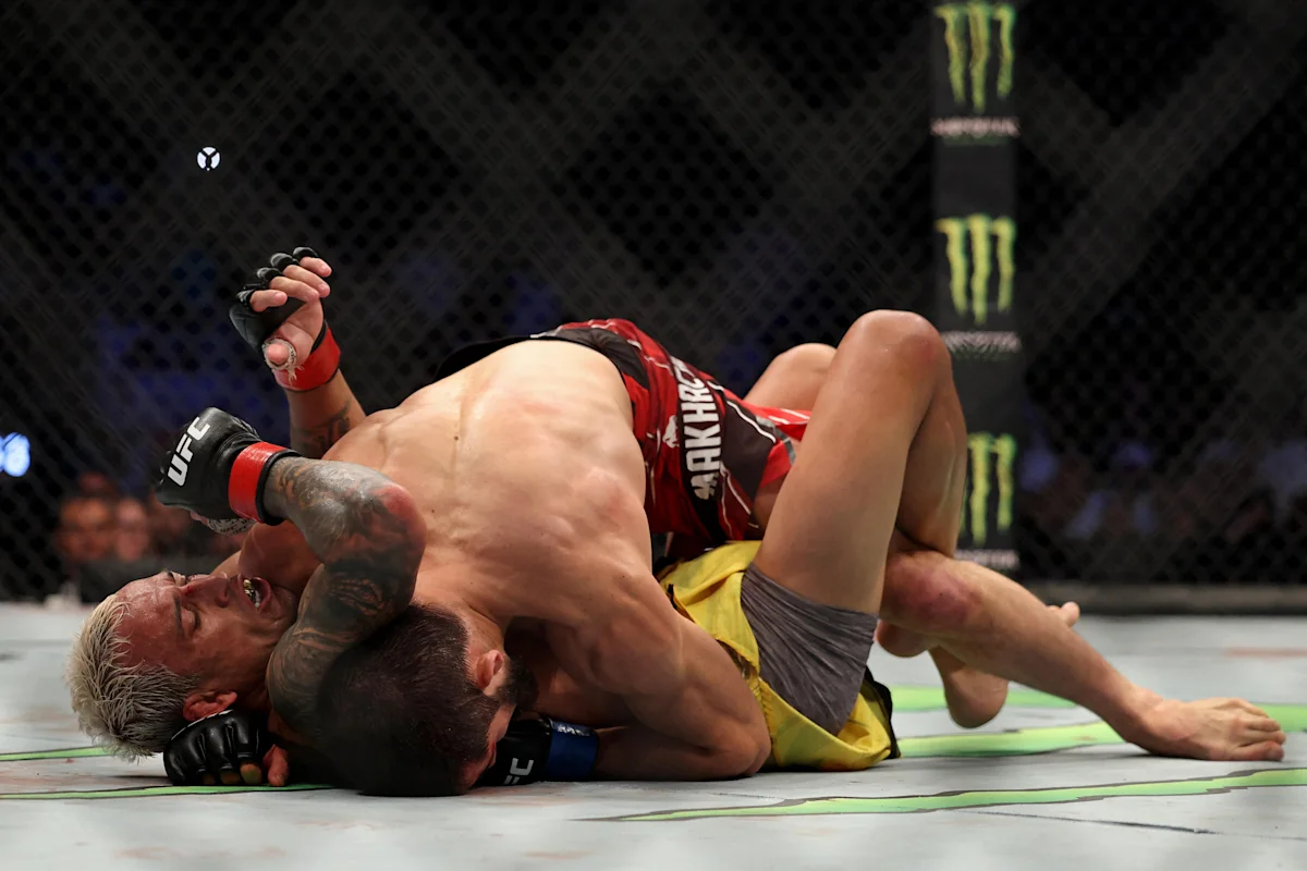 ian garry - ilustrasi berita Islam Dukung Ian Garry Latihan dengan Charles Oliveira Jelang UFC 330